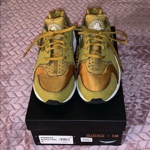 NIKE HUARACHE- Gold 💫